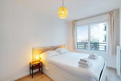 Un ou plusieurs lits dans un hébergement de l'établissement Sumptuous 3BR-6P Apartment with terrace-Near Paris