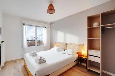 Un ou plusieurs lits dans un hébergement de l'établissement Sumptuous 3BR-6P Apartment with terrace-Near Paris