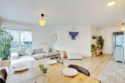 Coin salon dans l'établissement Sumptuous 3BR-6P Apartment with terrace-Near Paris