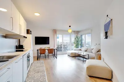 Télévision ou salle de divertissement dans l'établissement Sumptuous 3BR-6P Apartment with terrace-Near Paris