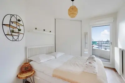 Un ou plusieurs lits dans un hébergement de l'établissement Sumptuous 3BR-6P Apartment with terrace-Near Paris