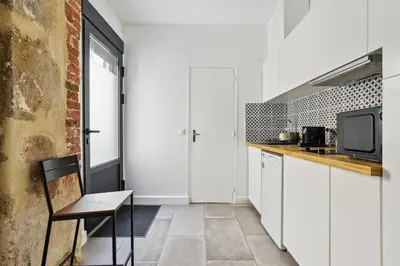Cuisine ou kitchenette dans l'établissement Beau 3 pièces rue Poissonnière