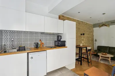 Cuisine ou kitchenette dans l'établissement Beau 3 pièces rue Poissonnière