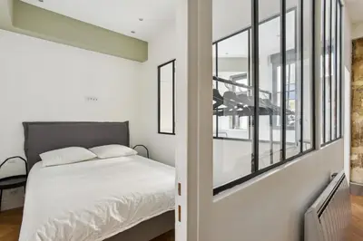 Un ou plusieurs lits dans un hébergement de l'établissement Beau 3 pièces rue Poissonnière