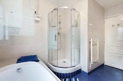 Salle de bains dans l'établissement SACRE COEUR Grand Duplex 130 m2 - 4 chambres + double living