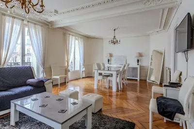 Télévision ou salle de divertissement dans l'établissement SACRE COEUR Grand Duplex 130 m2 - 4 chambres + double living