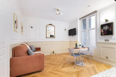 Télévision ou salle de divertissement dans l'établissement Montmartre 2 Pièces