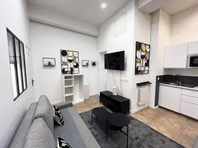 Télévision ou salle de divertissement dans l'établissement Urban Flat 66 - Pretty 3 bedroom in Paris