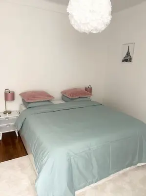 Un ou plusieurs lits dans un hébergement de l'établissement Maison chaleureuse proche Paris