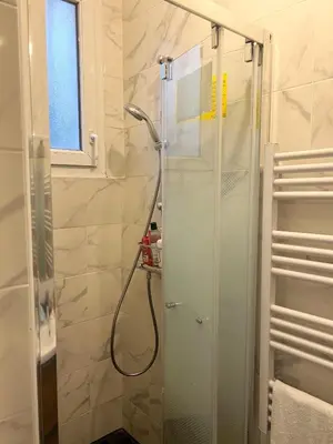Salle de bains dans l'établissement Maison chaleureuse proche Paris