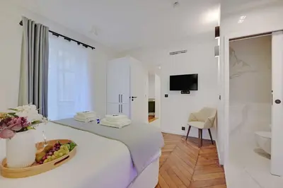 Télévision ou salle de divertissement dans l'établissement Charming apartment - 2BR-6P - Gare Saint-Lazare