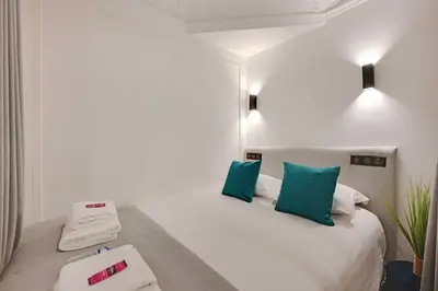 Un ou plusieurs lits dans un hébergement de l'établissement Charming apartment - 2BR-6P - Gare Saint-Lazare