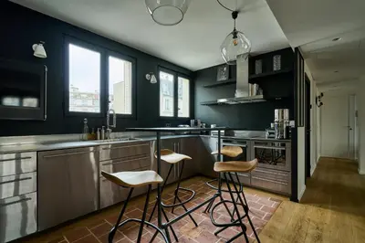 Cuisine ou kitchenette dans l'établissement Duplex vue Tour Eiffel