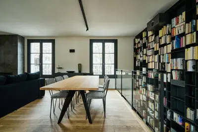 Bibliothèque dans l'appartement