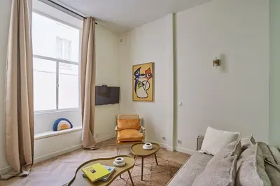 Télévision ou salle de divertissement dans l'établissement Apartment Saint Germain des prés by Studio prestige