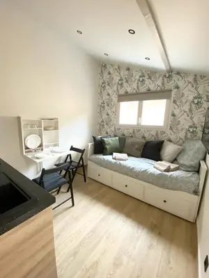 Coin salon dans l'établissement Maisonnette Cosy au calme