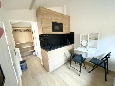 Télévision ou salle de divertissement dans l'établissement Maisonnette Cosy au calme