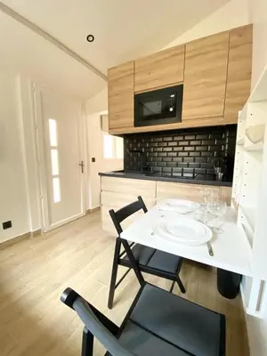 Cuisine ou kitchenette dans l'établissement Maisonnette Cosy au calme
