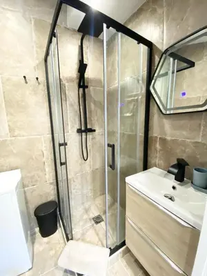 Salle de bains dans l'établissement Maisonnette Cosy au calme