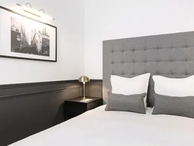 Un ou plusieurs lits dans un hébergement de l'établissement LivinParis - Luxury AC 3 Bedrooms Opera III