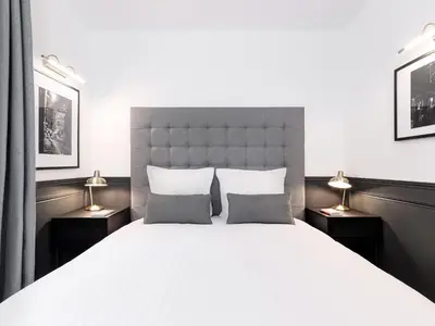 Un ou plusieurs lits dans un hébergement de l'établissement LivinParis - Luxury AC 3 Bedrooms Opera III