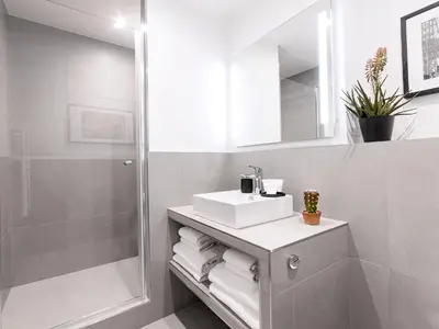 Salle de bains dans l'établissement LivinParis - Luxury AC 3 Bedrooms Opera III