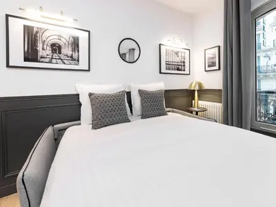 Un ou plusieurs lits dans un hébergement de l'établissement LivinParis - Luxury AC 3 Bedrooms Opera III