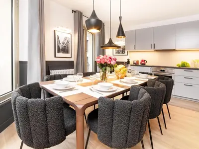 Cuisine ou kitchenette dans l'établissement LivinParis - Luxury AC 3 Bedrooms Opera III