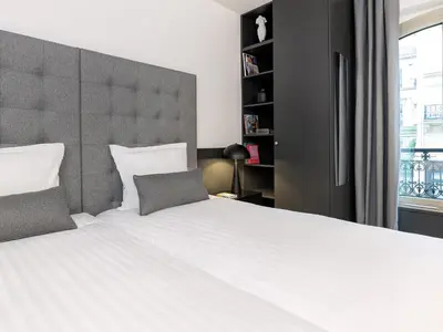 Un ou plusieurs lits dans un hébergement de l'établissement LivinParis - Luxury AC 3 Bedrooms Opera III