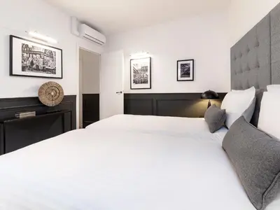 Un ou plusieurs lits dans un hébergement de l'établissement LivinParis - Luxury AC 3 Bedrooms Opera III