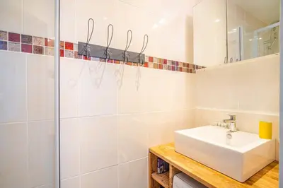 Salle de bains dans l'établissement L'Or du Temps / F2 Cosy au coeur de Saint-Ouen