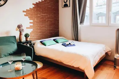 Un ou plusieurs lits dans un hébergement de l'établissement Sunny - Studio confortable près de la Tour Eiffel