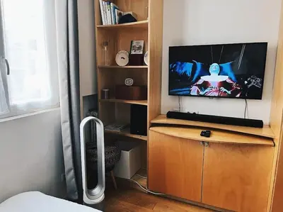 Télévision ou salle de divertissement dans l'établissement Sunny - Studio confortable près de la Tour Eiffel