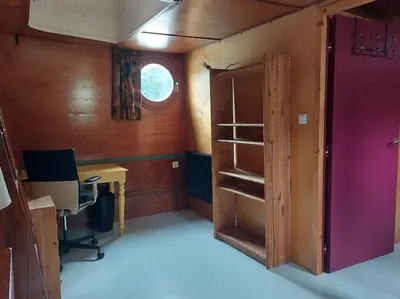 Télévision ou salle de divertissement dans l'établissement Belle péniche romantique à Paris