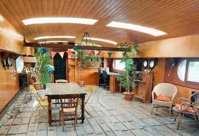 Coin salon dans l'établissement Belle péniche romantique à Paris