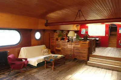 Coin salon dans l'établissement Belle péniche romantique à Paris