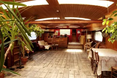 Coin salon dans l'établissement Belle péniche romantique à Paris