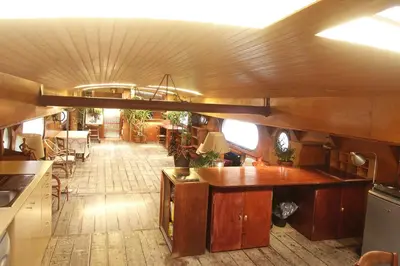 Restaurant ou autre lieu de restauration dans l'établissement Belle péniche romantique à Paris