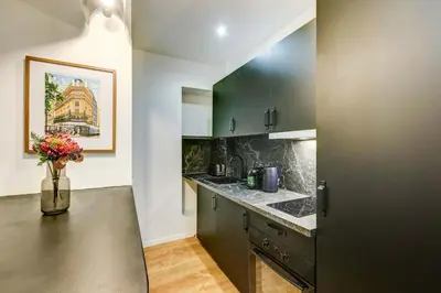 Cuisine ou kitchenette dans l'établissement Cozy and modern next to Sacré-Coeur
