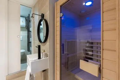 Salle de bains dans l'établissement NEW - Appartement Luxeux avec Cinema et Sauna