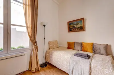 Un ou plusieurs lits dans un hébergement de l'établissement Small Luxurious Room in the heart of Saint Germain