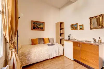Un ou plusieurs lits dans un hébergement de l'établissement Small Luxurious Room in the heart of Saint Germain