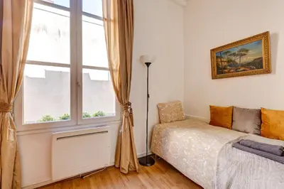 Un ou plusieurs lits dans un hébergement de l'établissement Small Luxurious Room in the heart of Saint Germain