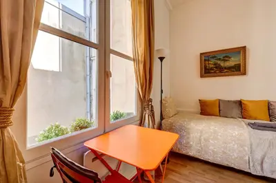 Un ou plusieurs lits dans un hébergement de l'établissement Small Luxurious Room in the heart of Saint Germain