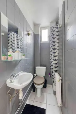Salle de bains dans l'établissement Appartement cosy au calme, proche de Paris et du RER B