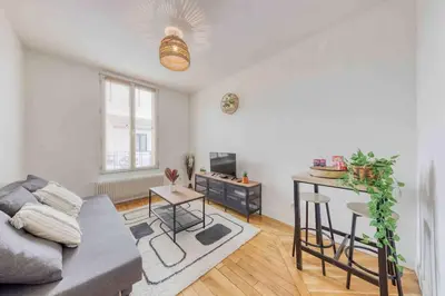 Télévision ou salle de divertissement dans l'établissement Appartement cosy au calme, proche de Paris et du RER B