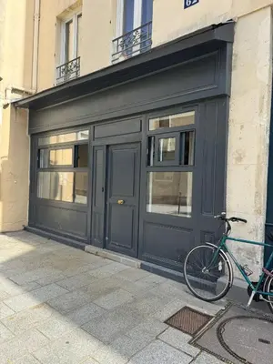 Vélo sur le terrain de l'établissement Ancien Atelier Parisien Grand 2 pièces ou dans les environs