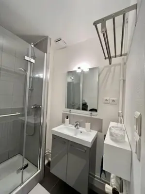 Salle de bains dans l'établissement 2P calme - climatisation - 70m du métro M4 Barbara - 4 pers maximum