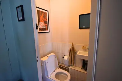 Salle de bains dans l'établissement Charme Parisien : Sauna & Jardin