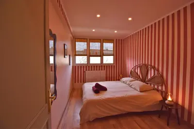 Un ou plusieurs lits dans un hébergement de l'établissement Charme Parisien : Sauna & Jardin